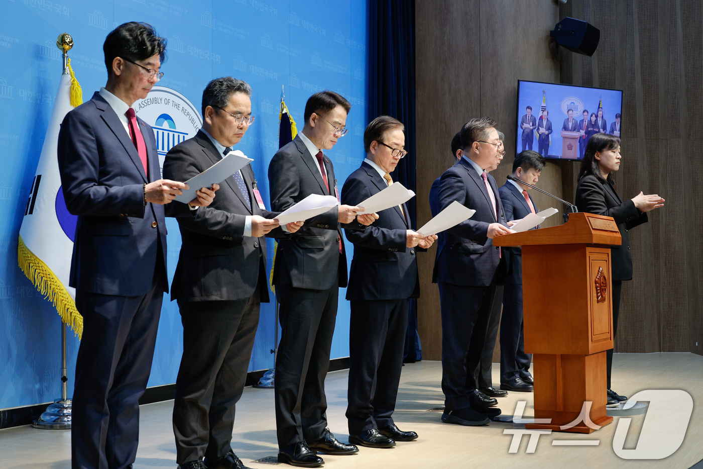 (서울=뉴스1) 안은나 기자 = 박일준 대한상공회의소 상근부회장이 19일 서울 여의도 국회 소통관에서 이동근 한국경영자총협회 상근부회장, 김창범 한국경제인협회 부회장, 정우용 한국 …