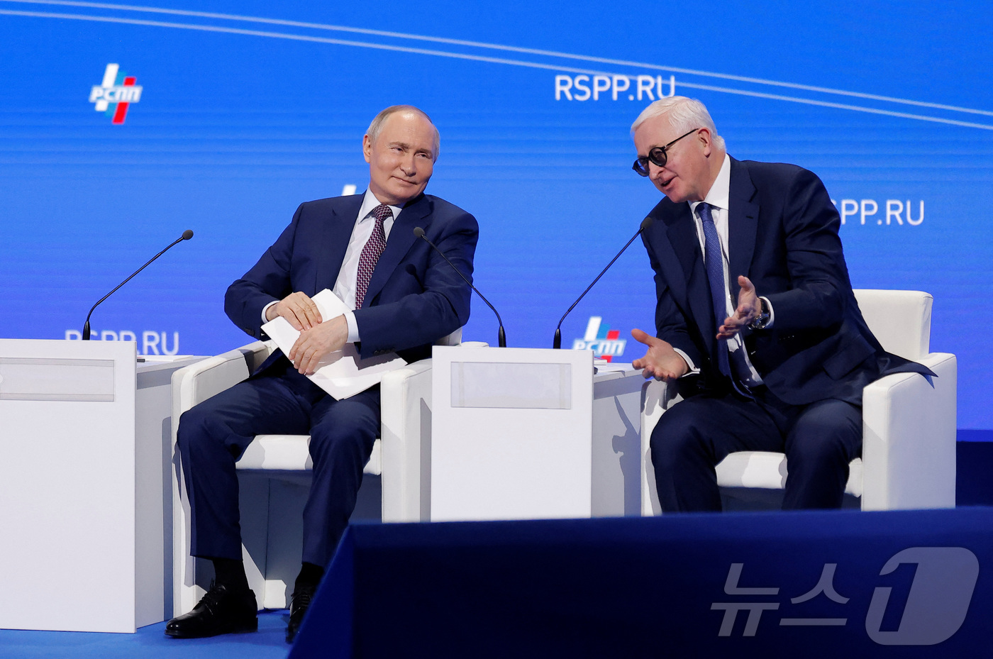 (모스크바 로이터=뉴스1) 우동명 기자 = 블라디미르 푸틴 러시아 대통령이 18일(현지시간) 모스크바에서 열린 러시아 산업·기업인 연맹 회의에 알렉산더 쇼킨 러시아 경제인 연합회( …