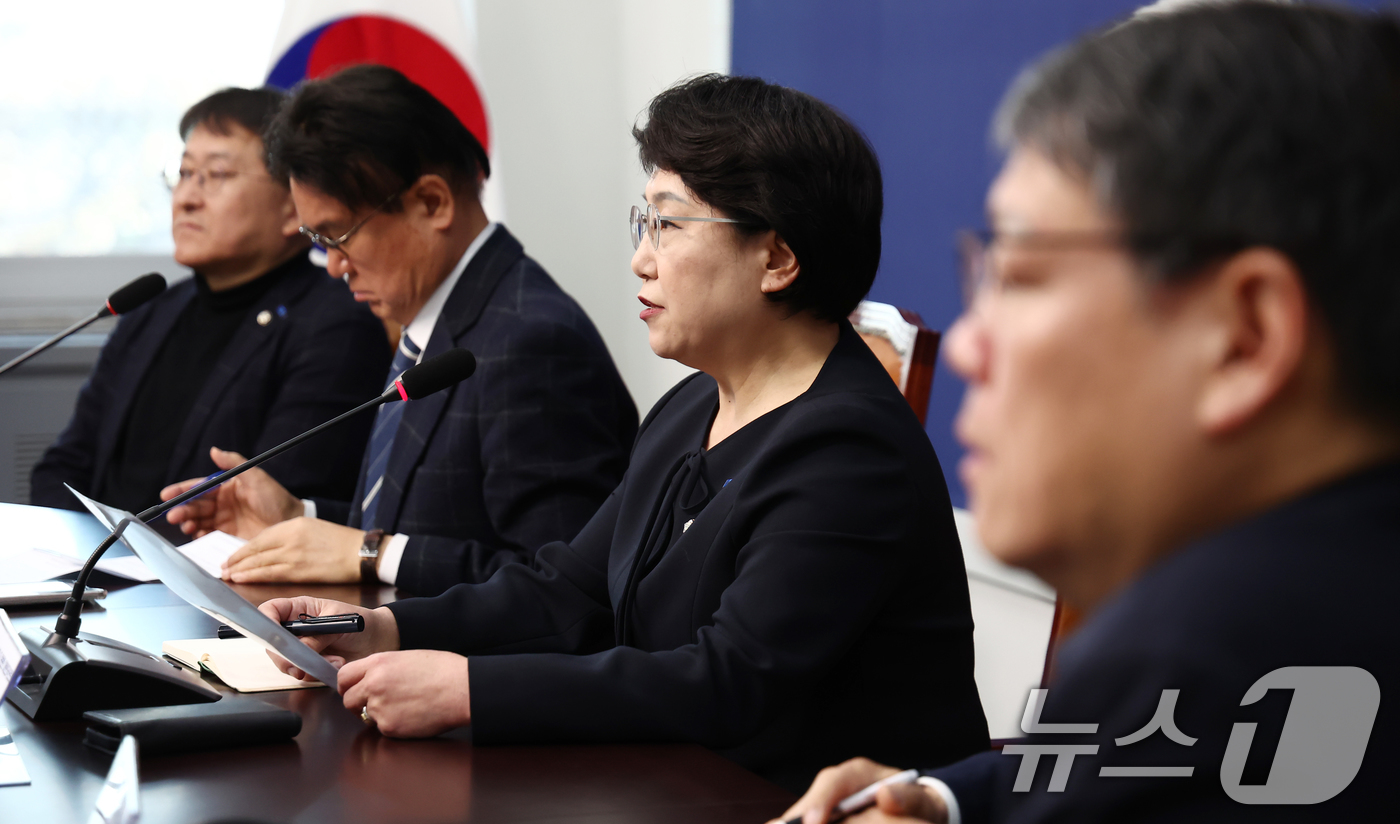 (서울=뉴스1) 김민지 기자 = 김선민 조국혁신당 대표 권한대행이 19일 오전 서울 여의도 국회에서 열린 '탄핵을 넘어 더 탄탄한 대한민국으로 위원회(탄탄대로) 회의'에서 발언하고 …