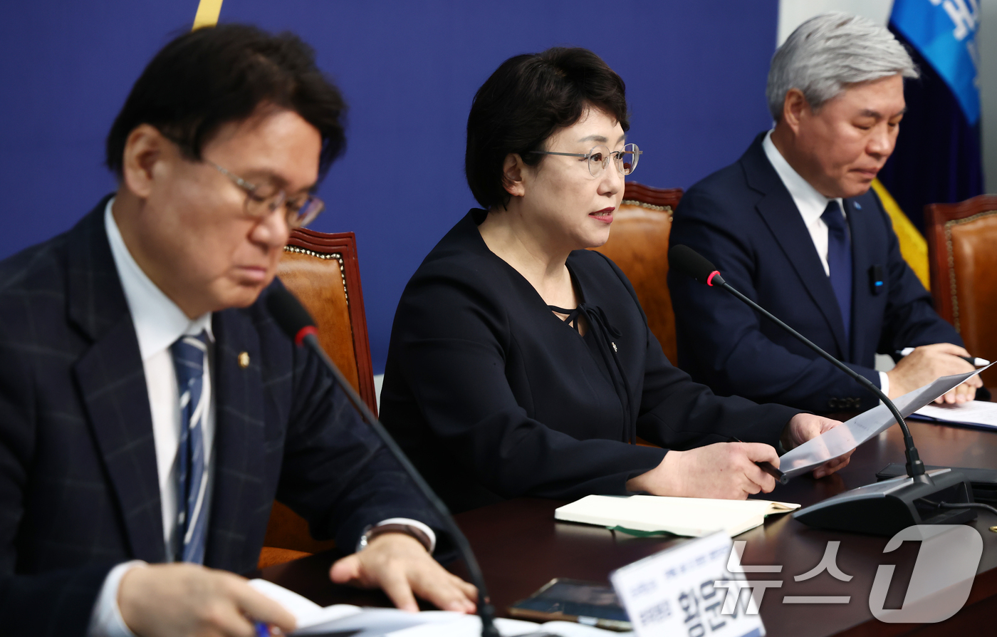 (서울=뉴스1) 김민지 기자 = 김선민 조국혁신당 대표 권한대행이 19일 오전 서울 여의도 국회에서 열린 '탄핵을 넘어 더 탄탄한 대한민국으로 위원회(탄탄대로) 회의'에서 발언하고 …