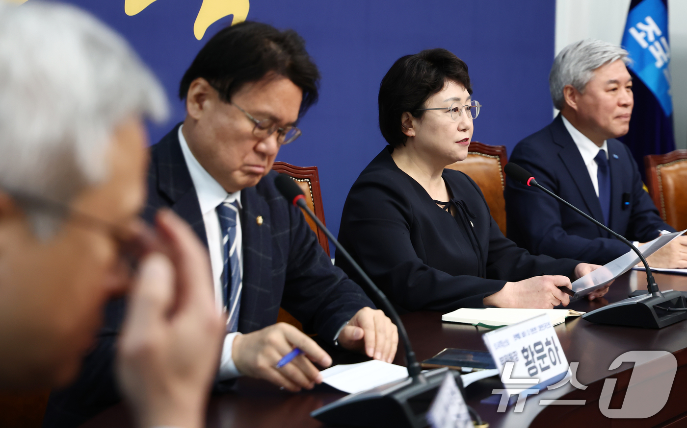 (서울=뉴스1) 김민지 기자 = 김선민 조국혁신당 대표 권한대행이 19일 오전 서울 여의도 국회에서 열린 '탄핵을 넘어 더 탄탄한 대한민국으로 위원회(탄탄대로) 회의'에서 발언하고 …