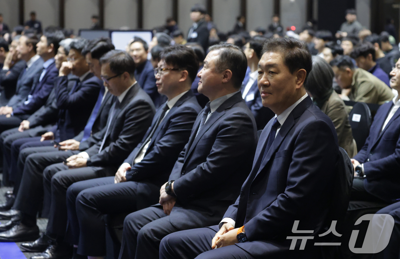 (수원=뉴스1) 김영운 기자 = 한종희 삼성전자 부회장이 19일 오전 경기 수원시 수원컨벤션센터에서 열린 제56기 삼성전자 정기주주총회에 참석해 있다. (공동취재) 2025.3.1 …