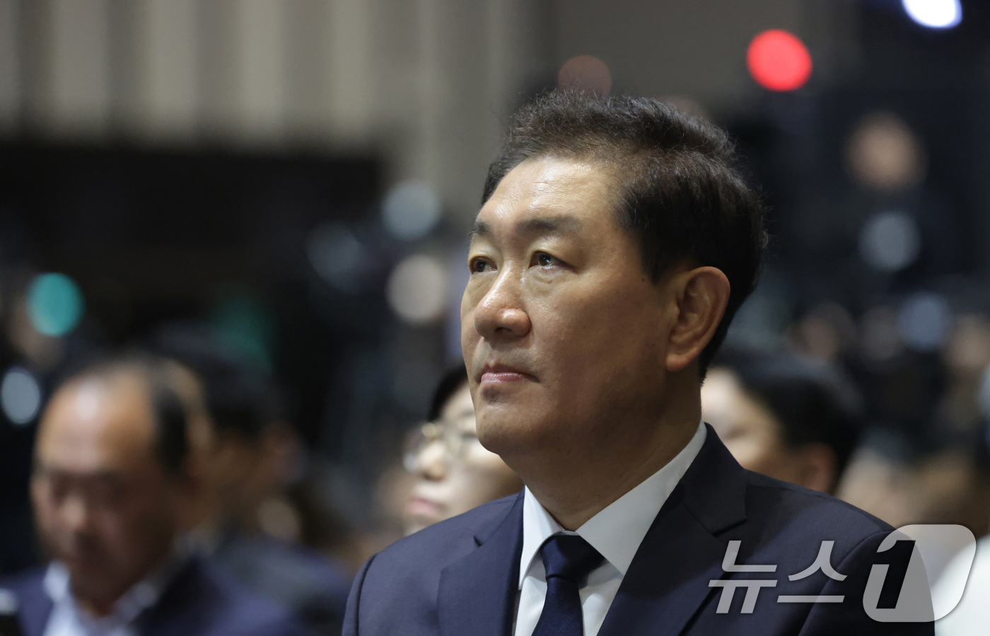 (수원=뉴스1) 김영운 기자 = 한종희 삼성전자 부회장이 19일 오전 경기 수원시 수원컨벤션센터에서 열린 제56기 삼성전자 정기주주총회에 참석해 있다. (공동취재) 2025.3.1 …