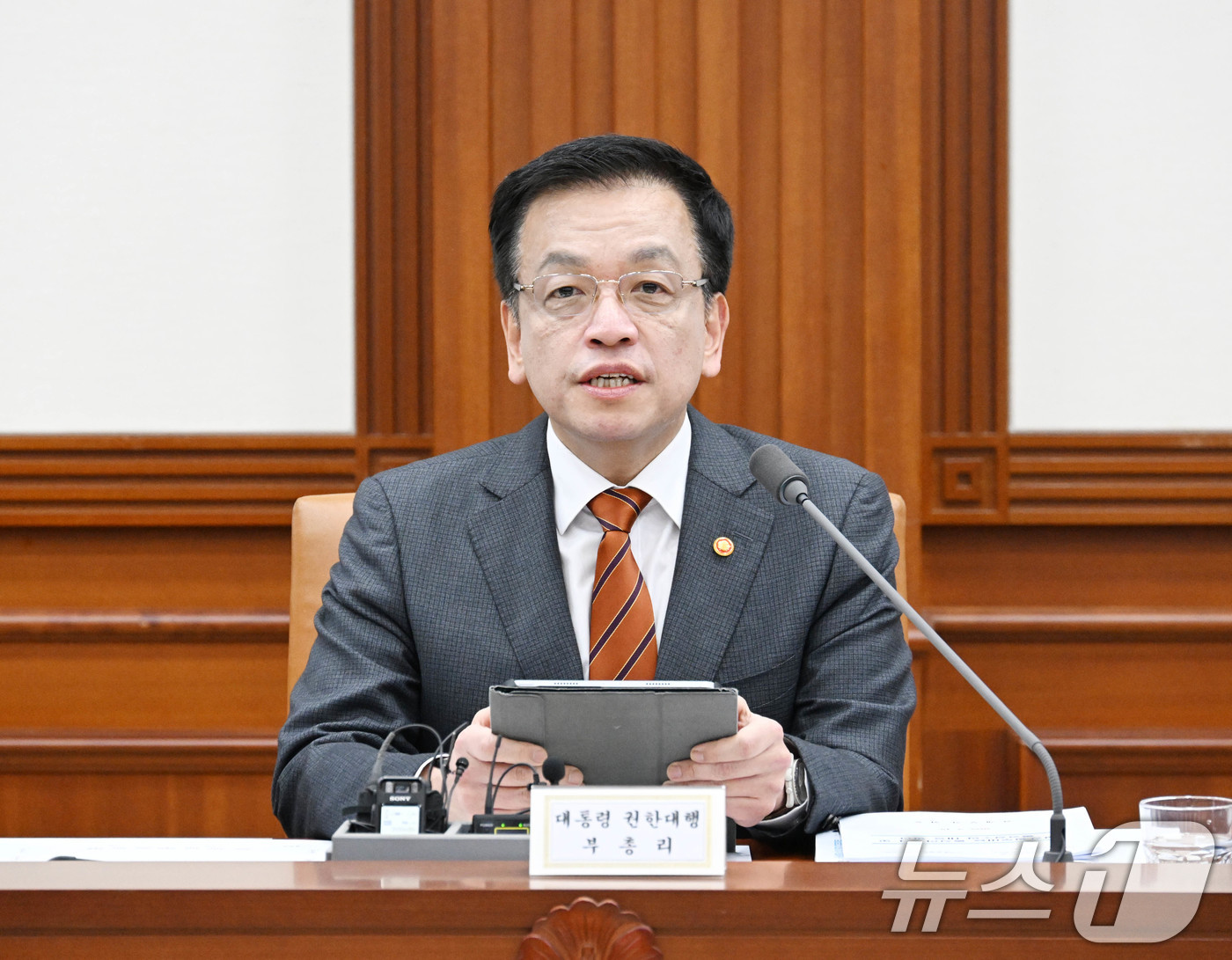 (서울=뉴스1) = 최상목 대통령 권한대행 부총리 겸 기획재정부 장관이 19일 정부세종청사에서 열린 '국정현안관계장관회의 겸 경제관계장관회의 겸 산업경쟁력강화관계장회의'에서 발언하 …