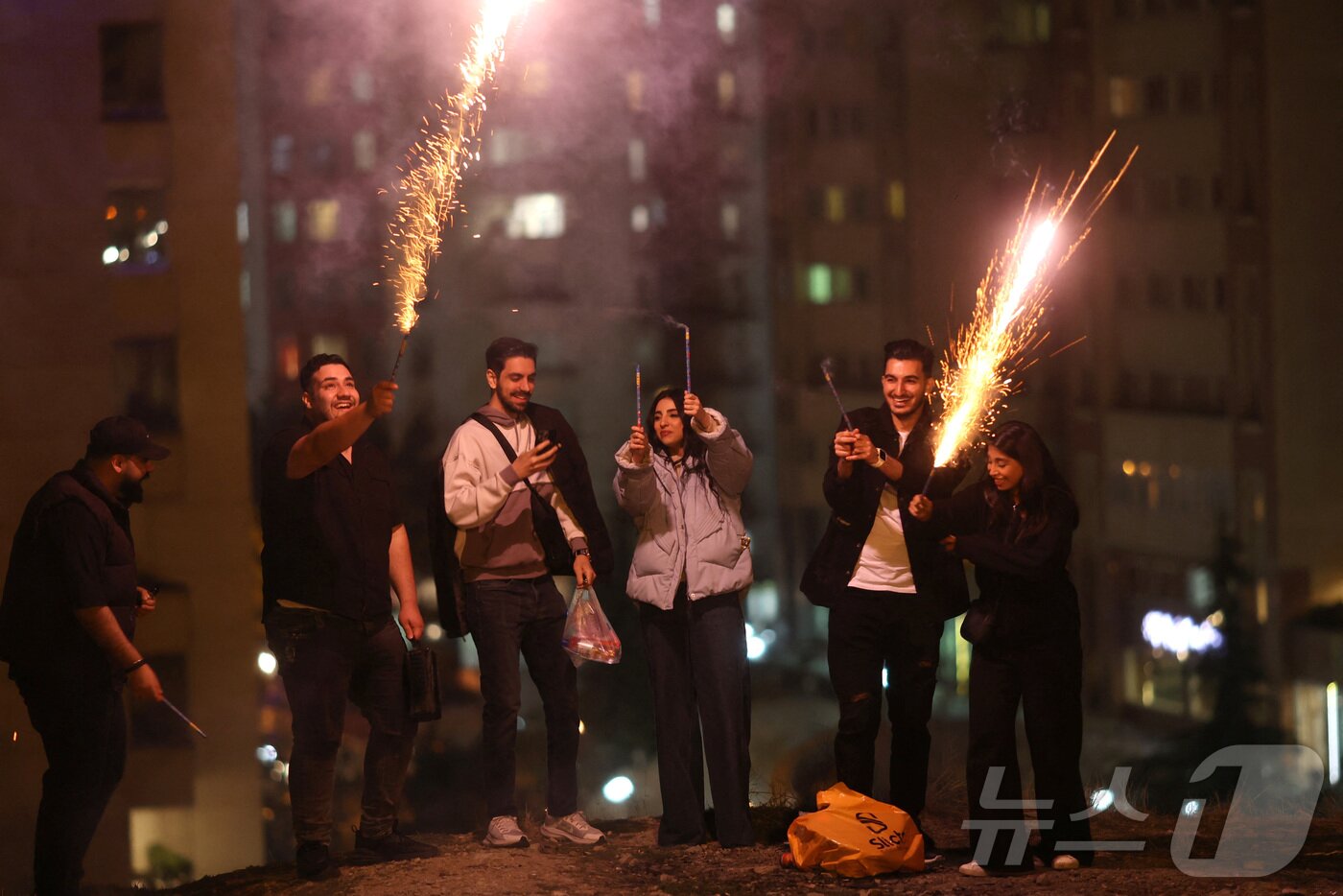 본문 이미지 - 18일 이란 테헤란에서 시민들이 봄 명절 노르즈(Nowruz)를 앞두고 불의 축제 '차하르샨베 수리(Chaharshanbeh Soori)'를 즐기고 있다. ⓒ 로이터=뉴스1