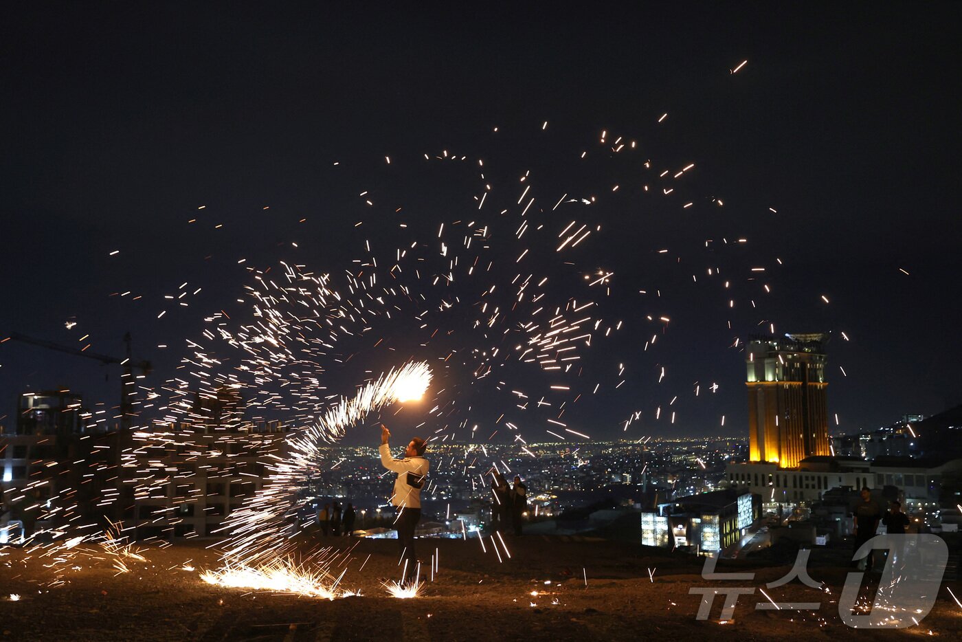 본문 이미지 - 18일 이란 테헤란에서 시민들이 봄 명절 노르즈(Nowruz)를 앞두고 불의 축제 '차하르샨베 수리(Chaharshanbeh Soori)'를 즐기고 있다. ⓒ 로이터=뉴스1