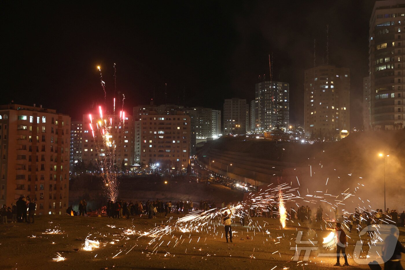 본문 이미지 - 18일 이란 테헤란에서 시민들이 봄 명절 노르즈(Nowruz)를 앞두고 불의 축제 '차하르샨베 수리(Chaharshanbeh Soori)'를 즐기고 있다.  ⓒ 로이터=뉴스1