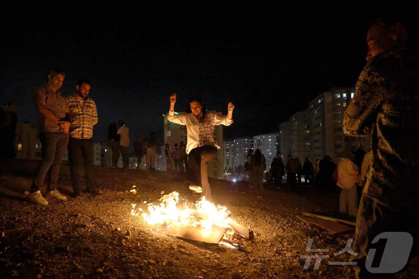 본문 이미지 - 18일 이란 테헤란에서 시민들이 봄 명절 노르즈(Nowruz)를 앞두고 불의 축제 '차하르샨베 수리(Chaharshanbeh Soori)'를 즐기고 있다. ⓒ AFP=뉴스1