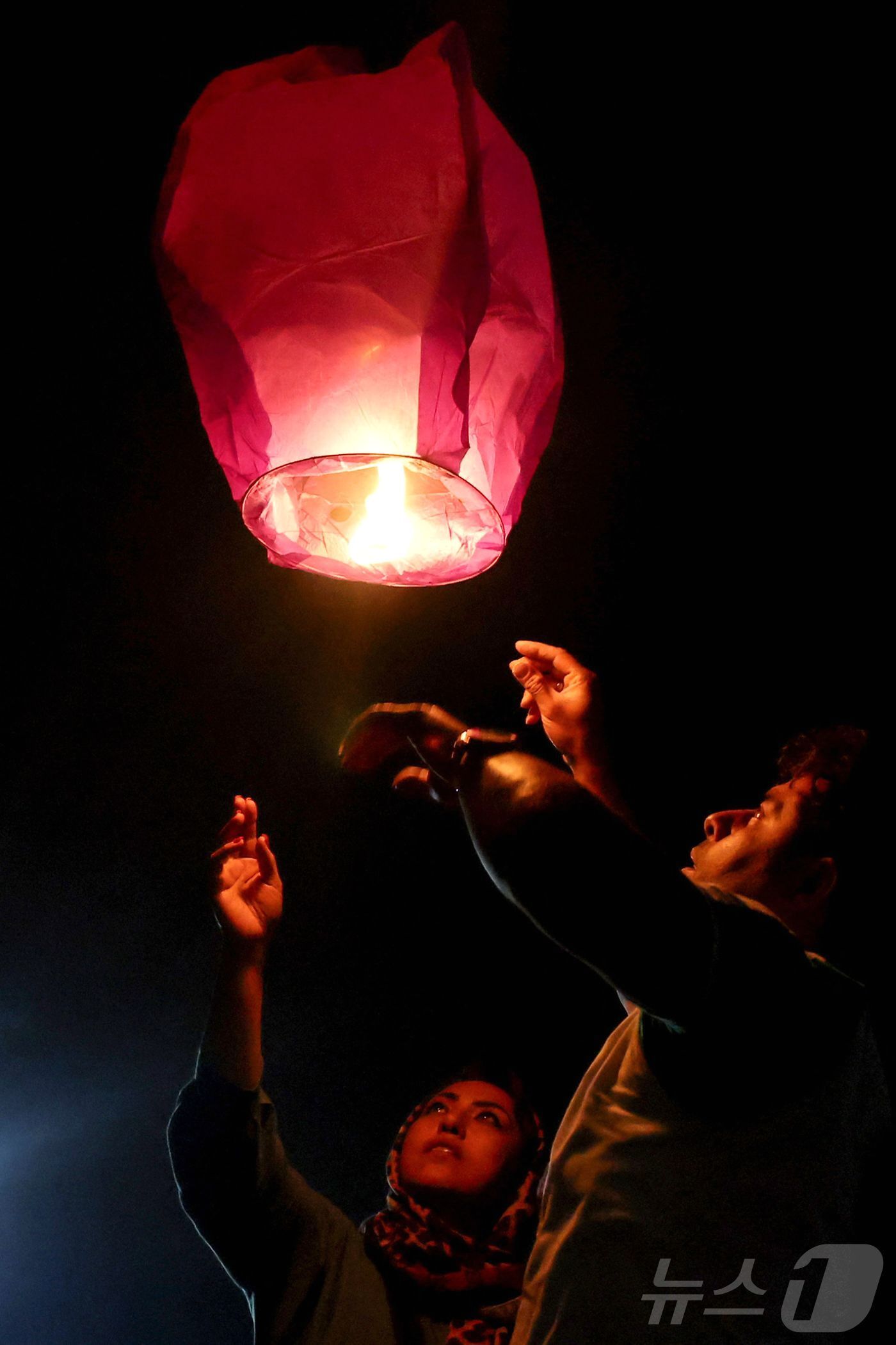 본문 이미지 - 18일 이란 테헤란에서 시민들이 봄 명절 노르즈(Nowruz)를 앞두고 불의 축제 '차하르샨베 수리(Chaharshanbeh Soori)'를 즐기고 있다. ⓒ AFP=뉴스1