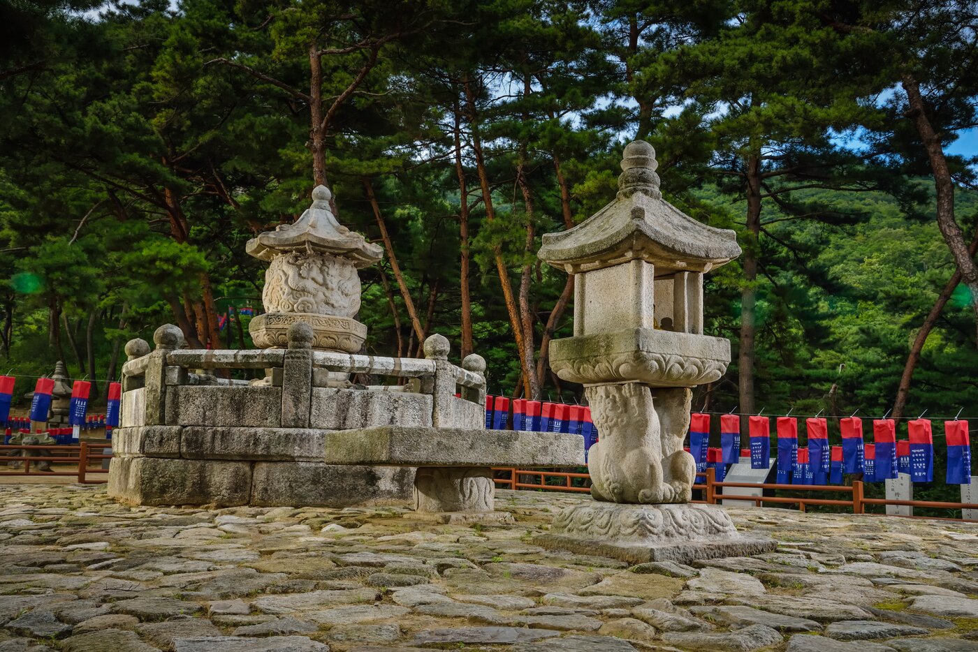 본문 이미지 - 양주 회암사지 무학대사탑 및 무학대사탑 앞 쌍사자 석등(국가유산청 제공)