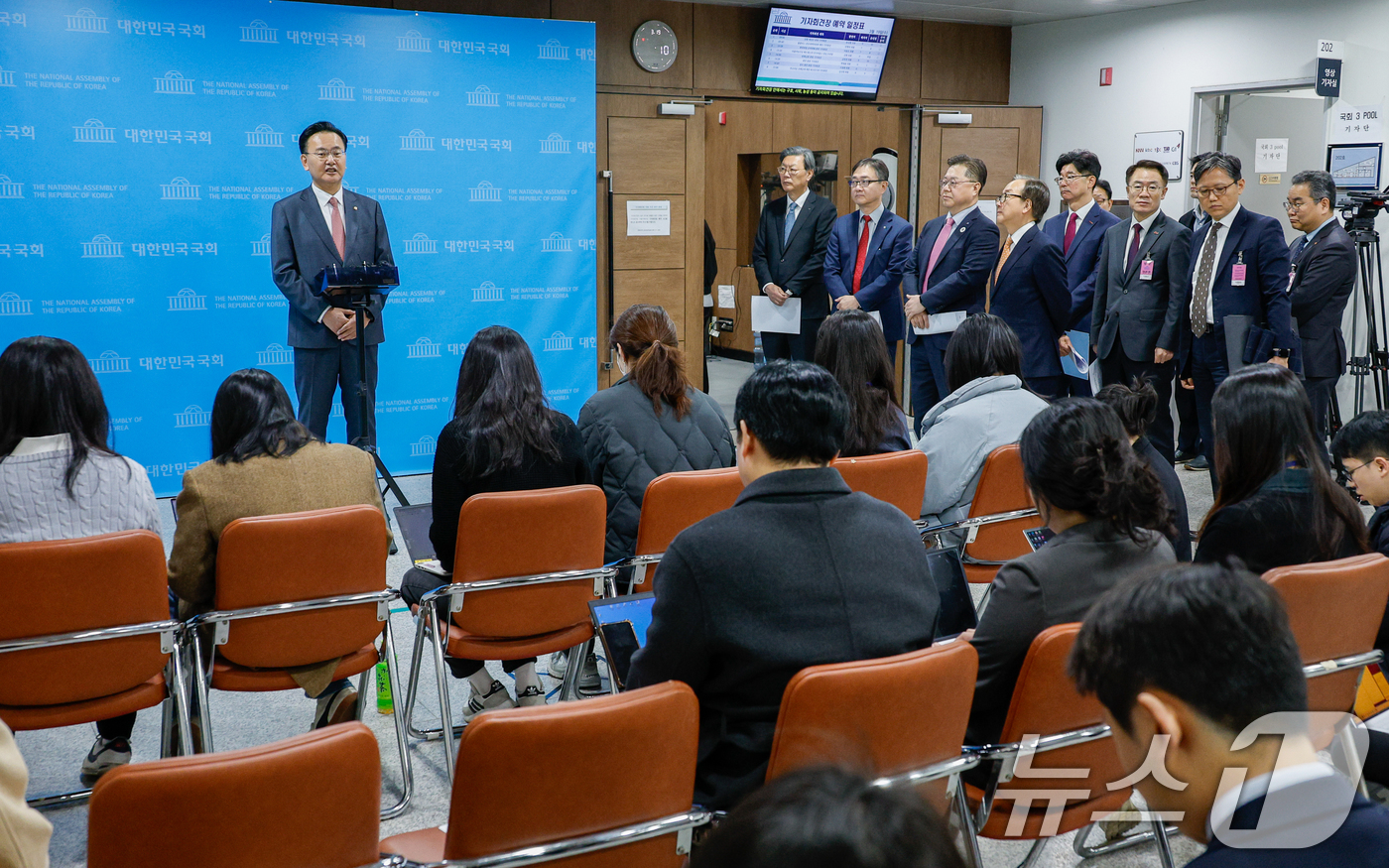 (서울=뉴스1) 안은나 기자 = 김창범 한국경제인협회 부회장, 정우용 한국상장회사협의회 정책부회장, 박일준 대한상공회의소 상근부회장, 이동근 한국경영자총협회 상근부회장 등이 19일 …