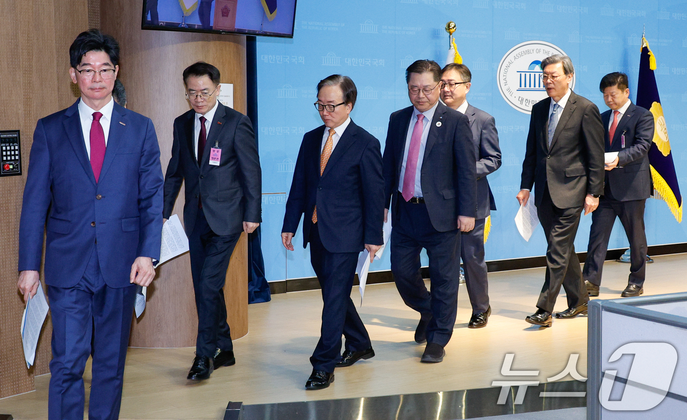 (서울=뉴스1) 안은나 기자 = 김창범 한국경제인협회 부회장, 정우용 한국상장회사협의회 정책부회장, 이동근 한국경영자총협회 상근부회장, 박일준 대한상공회의소 상근부회장 등 참석자들 …