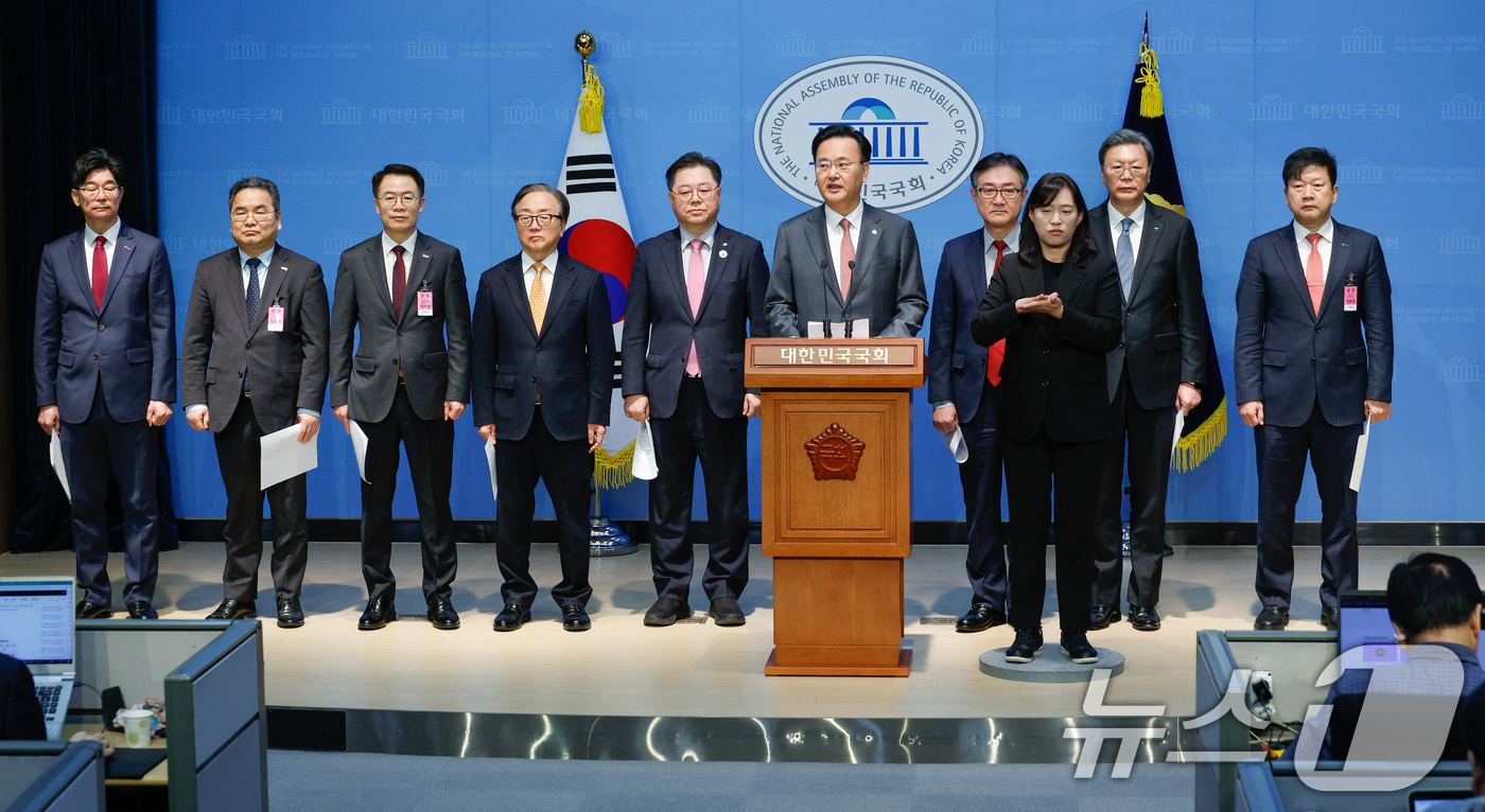 (서울=뉴스1) 안은나 기자 = 유상범 국민의힘 의원이 19일 서울 여의도 국회 소통관에서 김창범 한국경제인협회 부회장, 정우용 한국상장회사협의회 정책부회장, 이동근 한국경영자총협 …