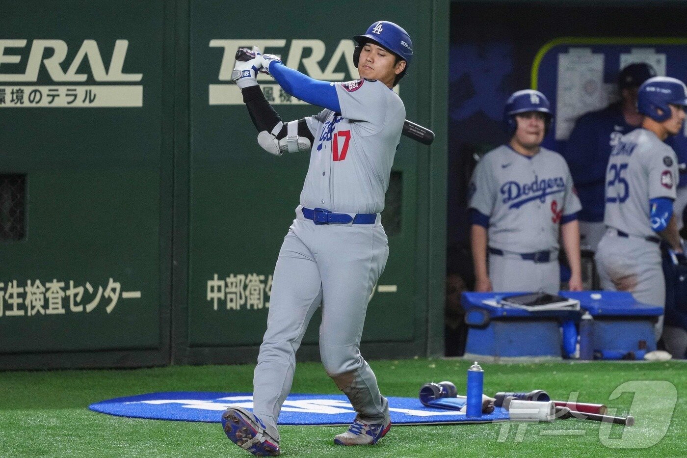 본문 이미지 -  18일 일본 도쿄돔에서 열린 메이저리그&#40;MLB&#41; &#39;도쿄 시리즈&#39; 로스앤젤레스 다저스와 시카고 컵스와의 경기에서 오타니 쇼헤이가 타석을 준비하고 있다. ⓒ AFP=뉴스1