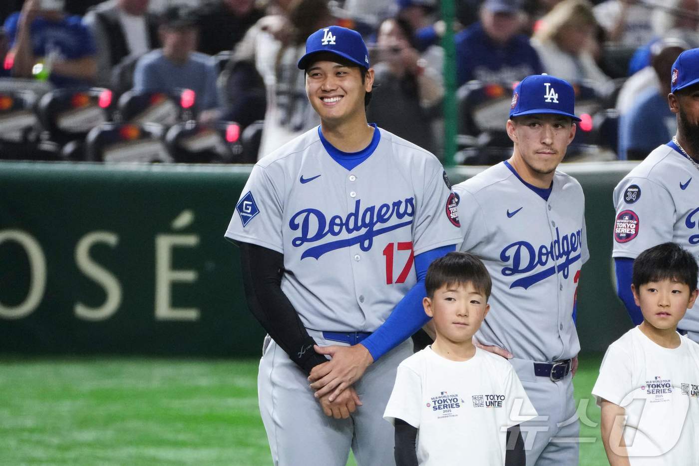 본문 이미지 - 18일 일본 도쿄돔에서 열린 메이저리그&#40;MLB&#41; &#39;도쿄 시리즈&#39; 로스앤젤레스 다저스와 시카고 컵스와의 경기 전 오타니 쇼헤이가 미소를 보이고 있다. ⓒ AFP=뉴스1