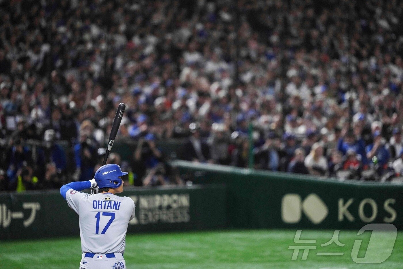 본문 이미지 - 18일 일본 도쿄돔에서 열린 메이저리그&#40;MLB&#41; &#39;도쿄 시리즈&#39; 로스앤젤레스 다저스와 시카고 컵스와의 경기에서 오타니 쇼헤이가 타석에 들어서 있다. ⓒ AFP=뉴스1