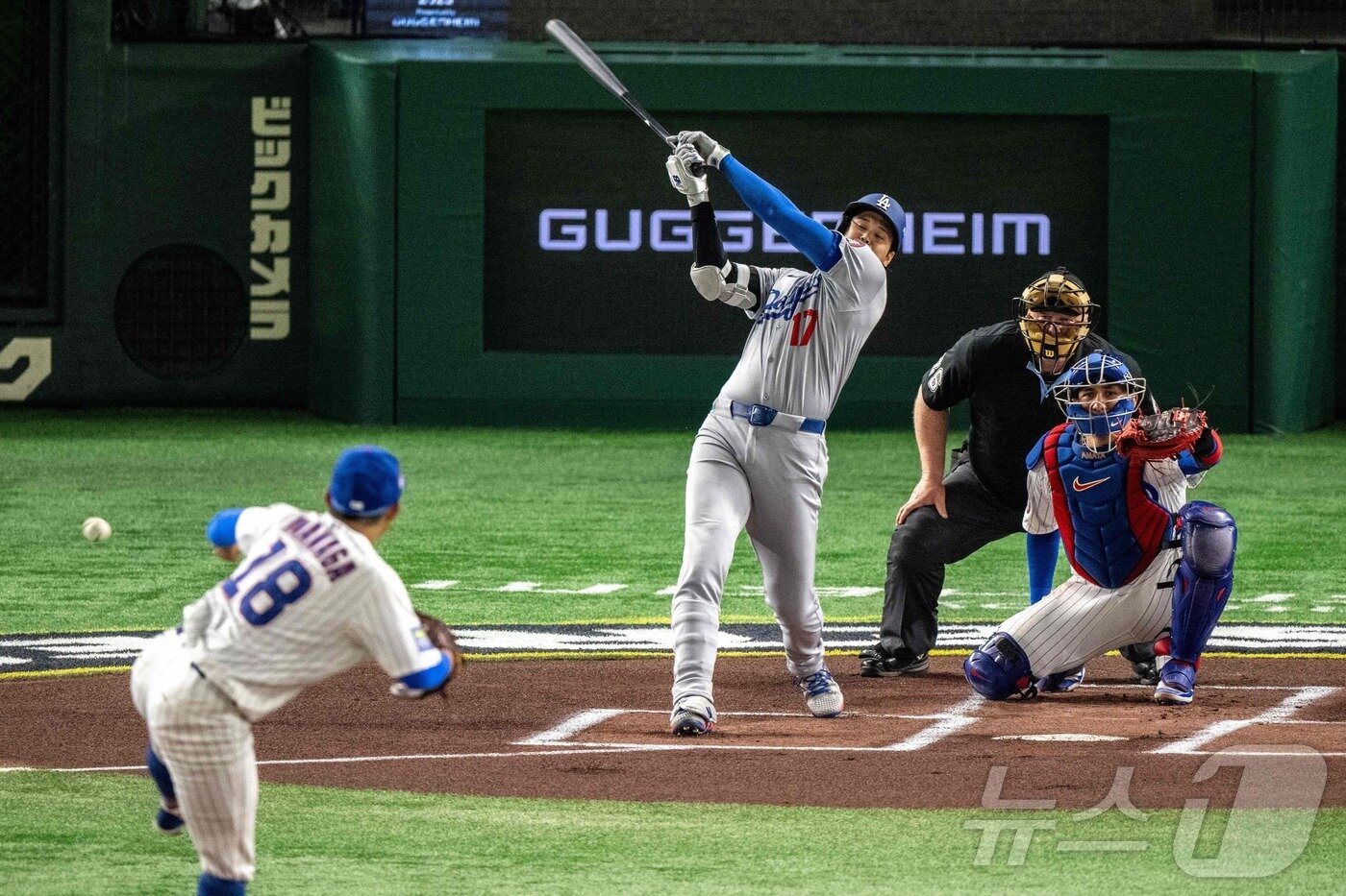 본문 이미지 - 18일 일본 도쿄돔에서 열린 메이저리그&#40;MLB&#41; &#39;도쿄 시리즈&#39; 로스앤젤레스 다저스와 시카고 컵스와의 경기에서 오타니 쇼헤이가 타격을 하고 있다. ⓒ AFP=뉴스1
