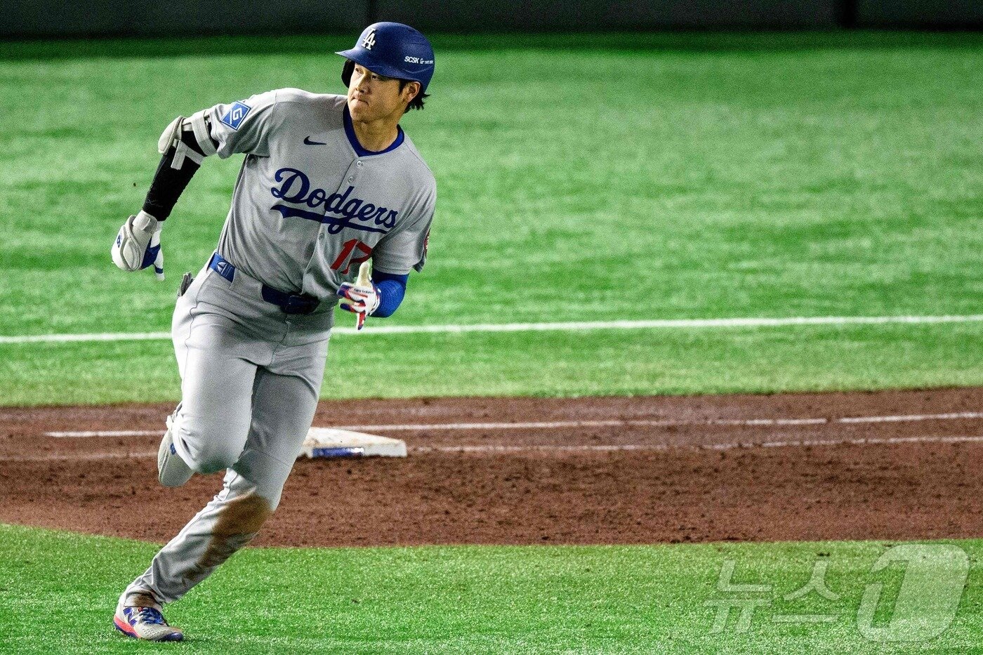 본문 이미지 -  18일 일본 도쿄돔에서 열린 메이저리그&#40;MLB&#41; &#39;도쿄 시리즈&#39; 로스앤젤레스 다저스와 시카고 컵스와의 경기에서 오타니 쇼헤이가 2루타를 치고 질주하고 있다. ⓒ AFP=뉴스1
