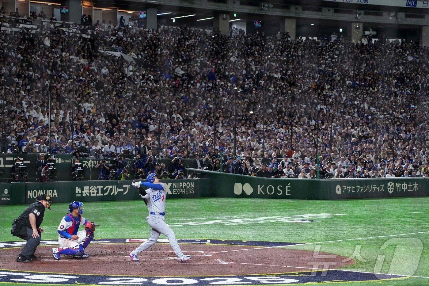 본문 이미지 - 18일 일본 도쿄돔에서 열린 메이저리그&#40;MLB&#41; &#39;도쿄 시리즈&#39; 로스앤젤레스 다저스와 시카고 컵스와의 경기에서 오타니 쇼헤이가 타격을 하고 있다. ⓒ AFP=뉴스1