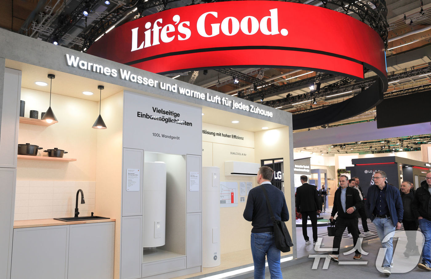 (서울=뉴스1) = LG전자가 오는 21일(현지시간)까지 독일 프랑크푸르트에서 열리는 세계 최대 규모 냉난방공조 전시회인 ‘ISH 2025’에 참가한다고 19일 밝혔다.관람객들이 …