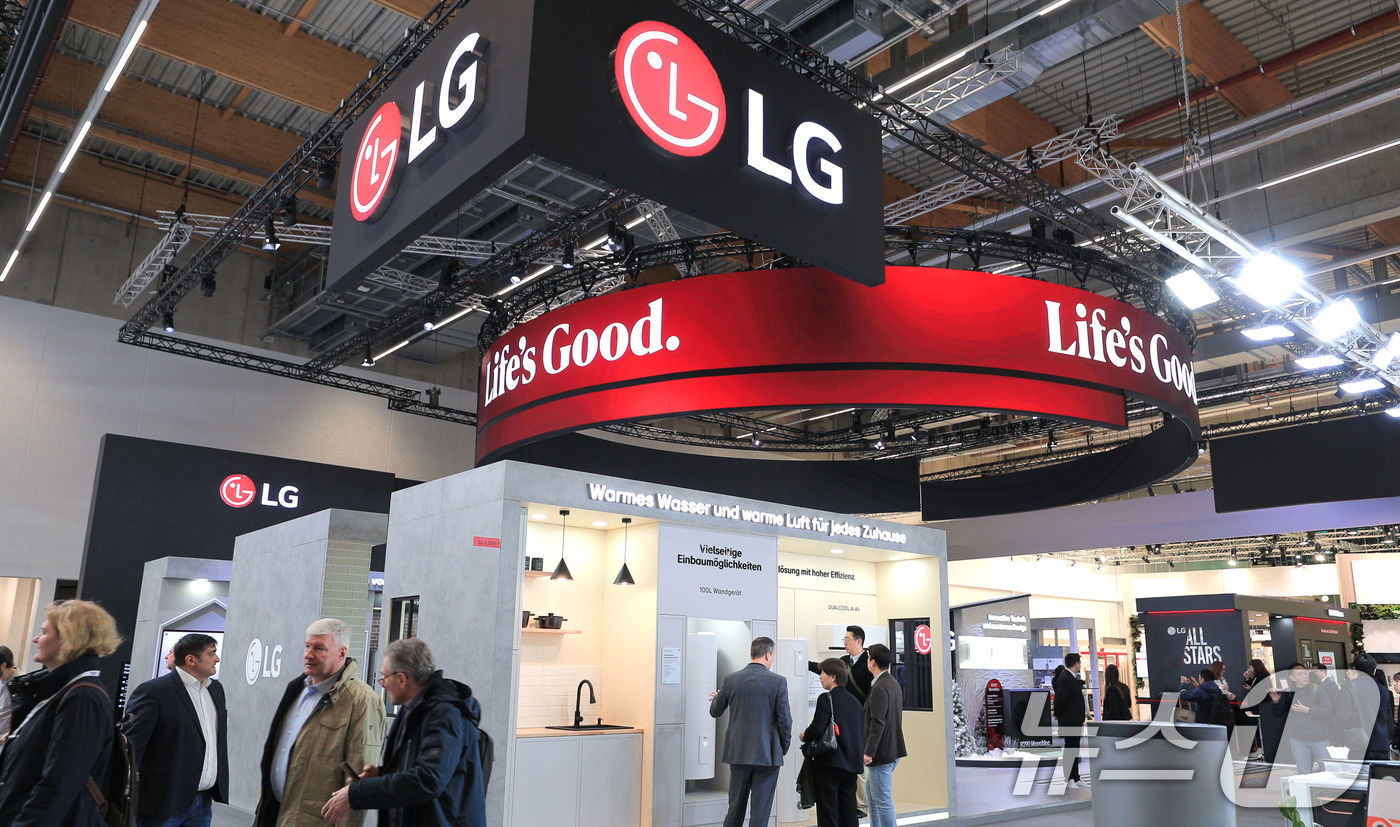 (서울=뉴스1) = LG전자가 오는 21일(현지시간)까지 독일 프랑크푸르트에서 열리는 세계 최대 규모 냉난방공조 전시회인 ‘ISH 2025’에 참가한다고 19일 밝혔다.관람객들이 …