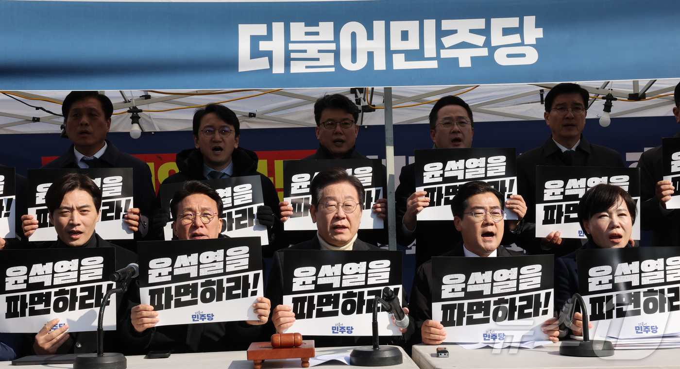 (서울=뉴스1) 국회사진취재단 = 이재명 더불어민주당 대표가 19일 오전 서울 경복궁역 인근에 마련된 민주당 천막농성장에서 열린 최고위원회의에서 손피켓을 들고 구호를 외치고 있다. …