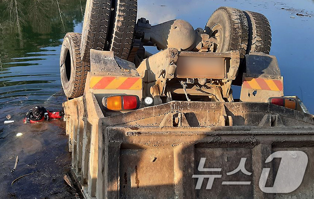 (영천=뉴스1) 공정식 기자 = 지난 18일 오전 7시23분쯤 경북 영천시 신녕면 한 저수지에서 15톤 덤프트럭이 저수지에 빠지는 사고가 발생해 119구조대가 구조활동을 펼치고 있 …