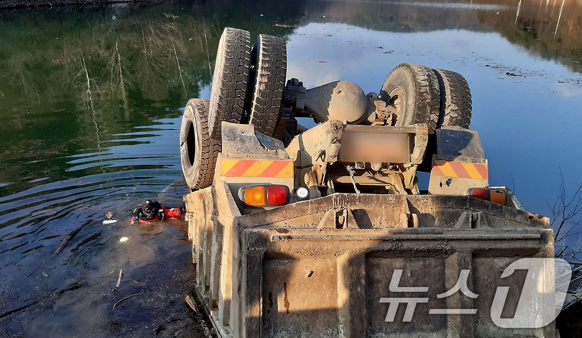 (영천=뉴스1) 공정식 기자 = 지난 18일 오전 7시23분쯤 경북 영천시 신녕면 한 저수지에서 15톤 덤프트럭이 저수지에 빠지는 사고가 발생해 119구조대가 구조활동을 펼치고 있 …