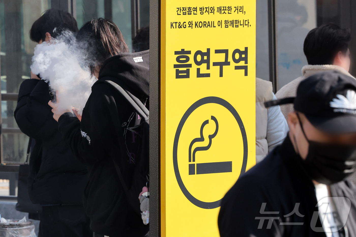 (서울=뉴스1) 이동해 기자 = 19일 서울역 광장 흡연구역에서 시민들이 담배를 피우고 있다.하루 평균 30만명이 오가는 서울역은 무분별한 흡연으로 꾸준히 민원이 제기돼 왔다. 이 …
