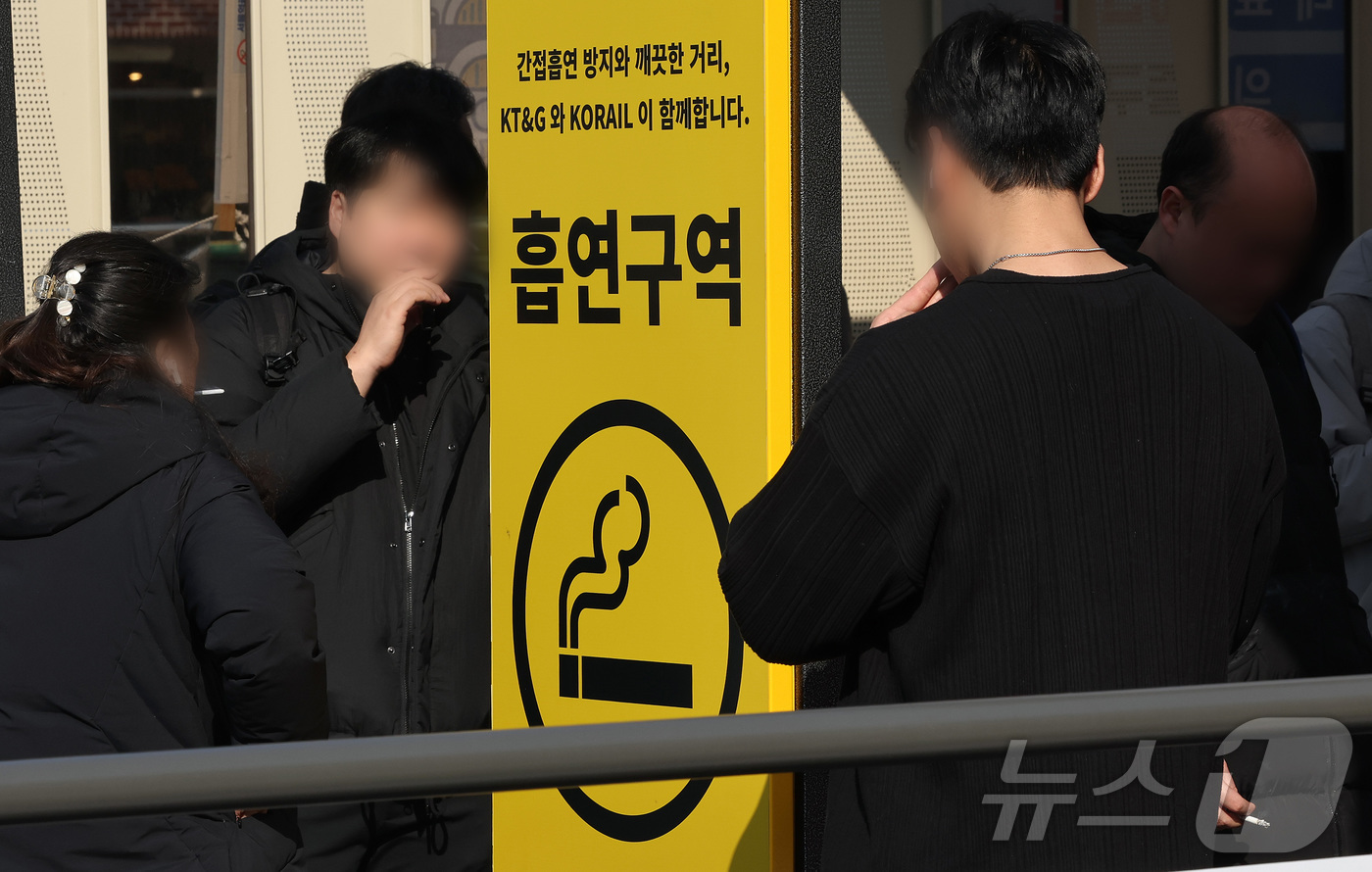 (서울=뉴스1) 이동해 기자 = 19일 서울역 광장 흡연구역에서 시민들이 담배를 피우고 있다.하루 평균 30만명이 오가는 서울역은 무분별한 흡연으로 꾸준히 민원이 제기돼 왔다. 이 …