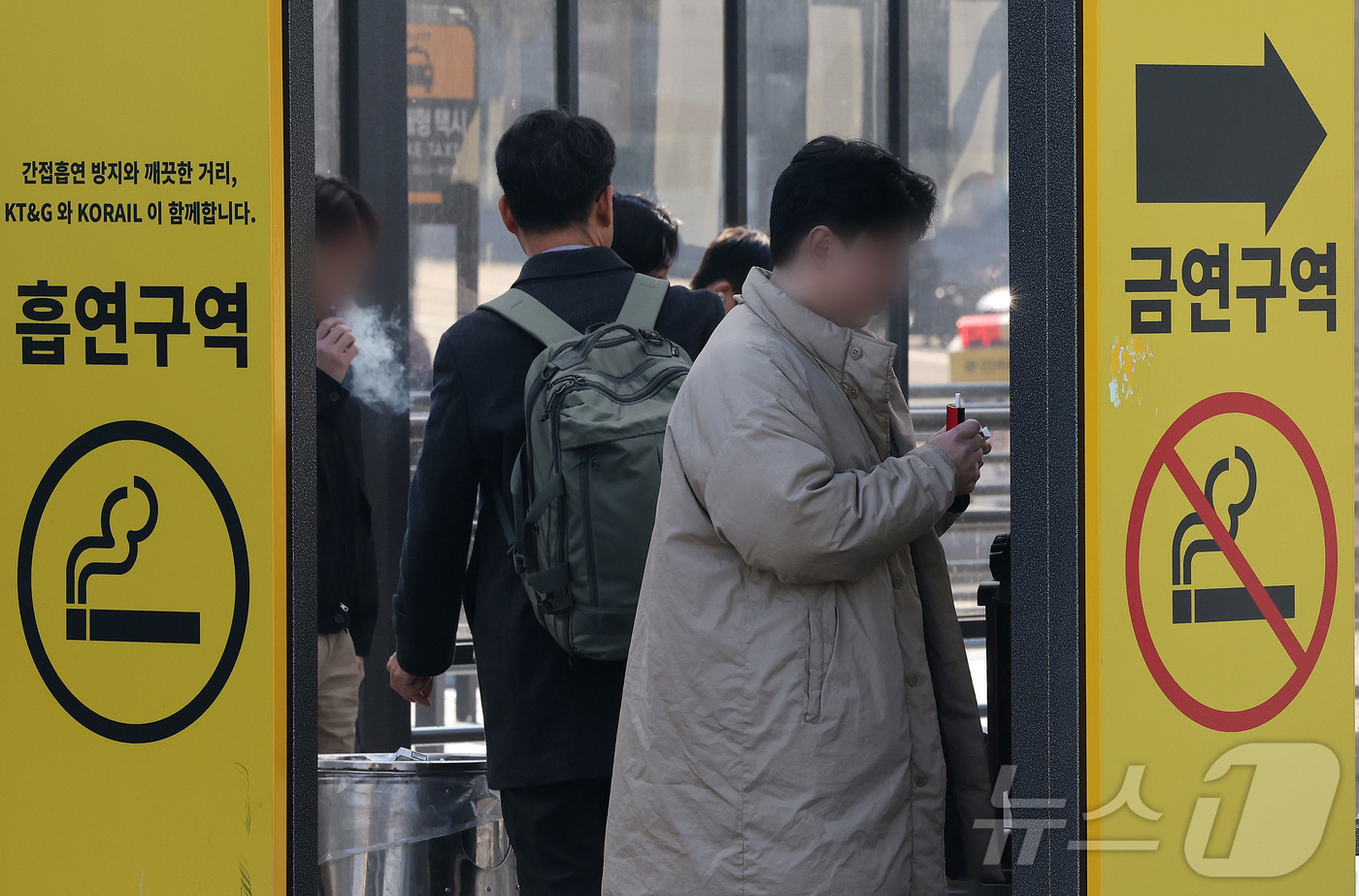 (서울=뉴스1) 이동해 기자 = 19일 서울역 광장 흡연구역에서 시민들이 담배를 피우고 있다.하루 평균 30만명이 오가는 서울역은 무분별한 흡연으로 꾸준히 민원이 제기돼 왔다. 이 …