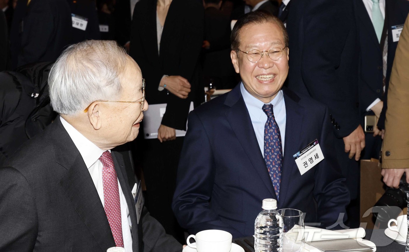 (서울=뉴스1) 국회사진취재단 = 권영세 국민의힘 비대위원장이 19일 서울 중구 신라호텔에서 열린 제35차 비전코리아 국민보고대회에 참석해 손경식 경총 회장과 대화하고 있다. 20 …