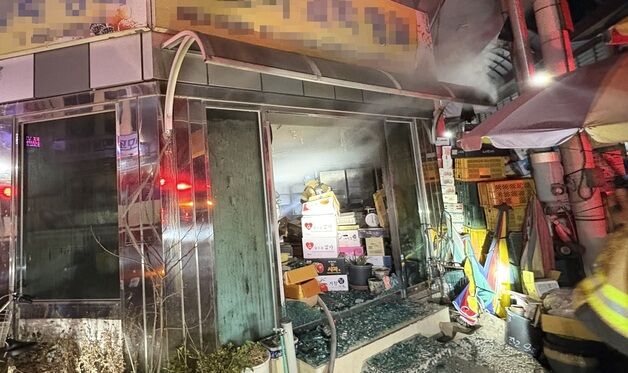 사천읍시장 청과점서 불…2명 자력 대피·1명 구조