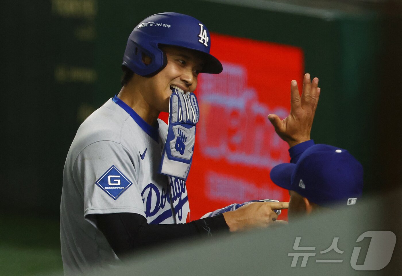 본문 이미지 - 18일 일본 도쿄돔에서 열린 메이저리그&#40;MLB&#41; &#39;도쿄 시리즈&#39; 로스앤젤레스 다저스와 시카고 컵스와의 경기에서 오타니 쇼헤이가 득점 성공 후 동료들과 기뻐하고 있다. ⓒ 로이터=뉴스1