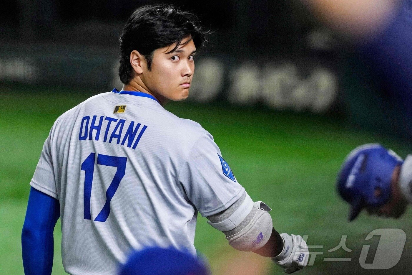 본문 이미지 - 18일 일본 도쿄돔에서 열린 메이저리그&#40;MLB&#41; &#39;도쿄 시리즈&#39; 로스앤젤레스 다저스와 시카고 컵스와의 경기에서 오타니 쇼헤이가 경기를 지켜보고 있다. ⓒ AFP=뉴스1