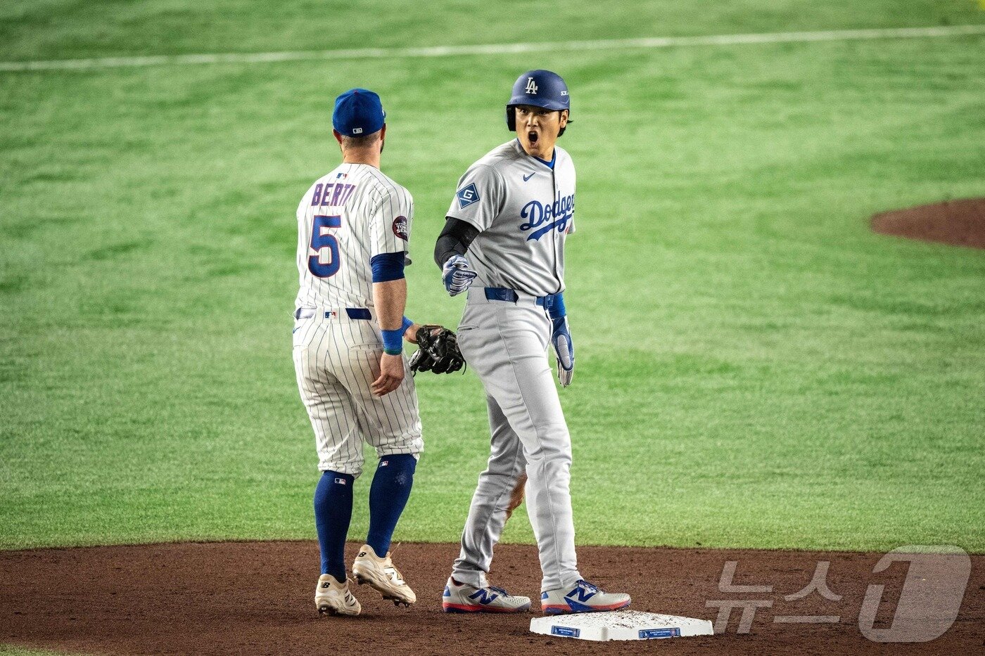 본문 이미지 - 18일 일본 도쿄돔에서 열린 메이저리그&#40;MLB&#41; &#39;도쿄 시리즈&#39; 로스앤젤레스 다저스와 시카고 컵스와의 경기에서 2루타를 친 오타니 쇼헤이가 기뻐하고 있다. ⓒ AFP=뉴스1