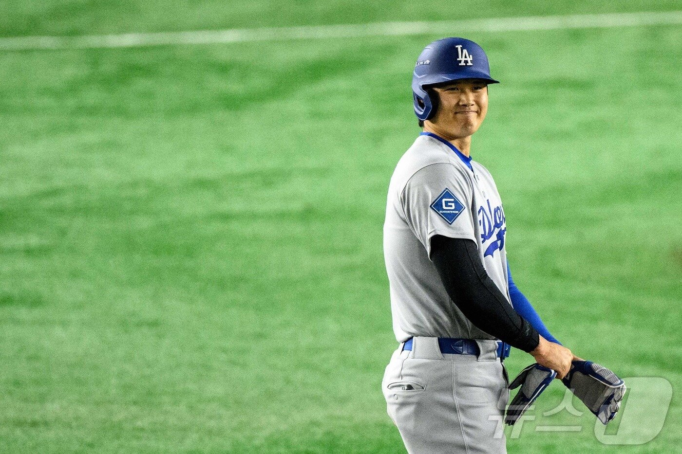 본문 이미지 - 18일 일본 도쿄돔에서 열린 메이저리그&#40;MLB&#41; &#39;도쿄 시리즈&#39; 로스앤젤레스 다저스와 시카고 컵스와의 경기에서 오타니 쇼헤이가 2루타를 치고 기뻐하고 있다. ⓒ AFP=뉴스1