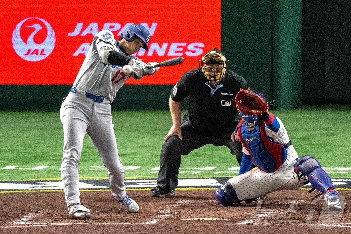 본문 이미지 - 18일 일본 도쿄돔에서 열린 메이저리그&#40;MLB&#41; &#39;도쿄 시리즈&#39; 로스앤젤레스 다저스와 시카고 컵스와의 경기에서 오타니 쇼헤이가 타격을 하고 있다. ⓒ AFP=뉴스1