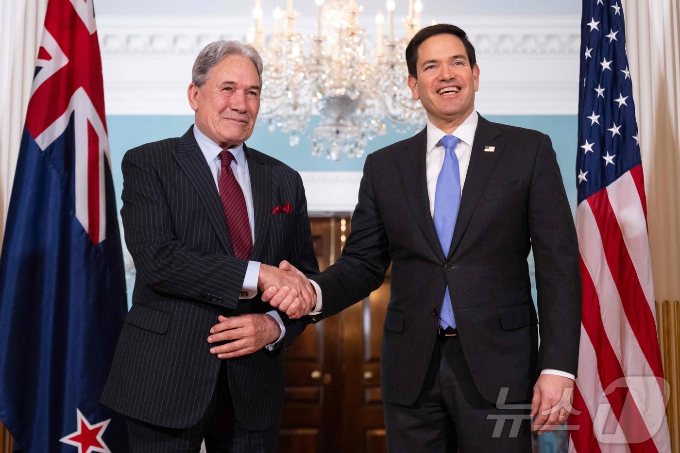 (워싱턴 AFP=뉴스1) 우동명 기자 = 마코 루비오 미국 국무장관이 18일(현지시간) 워싱턴 국무부에서 윈스턴 피터스 뉴질랜드 외무장관과 만나 악수를 하고 있다. 2025.03. …