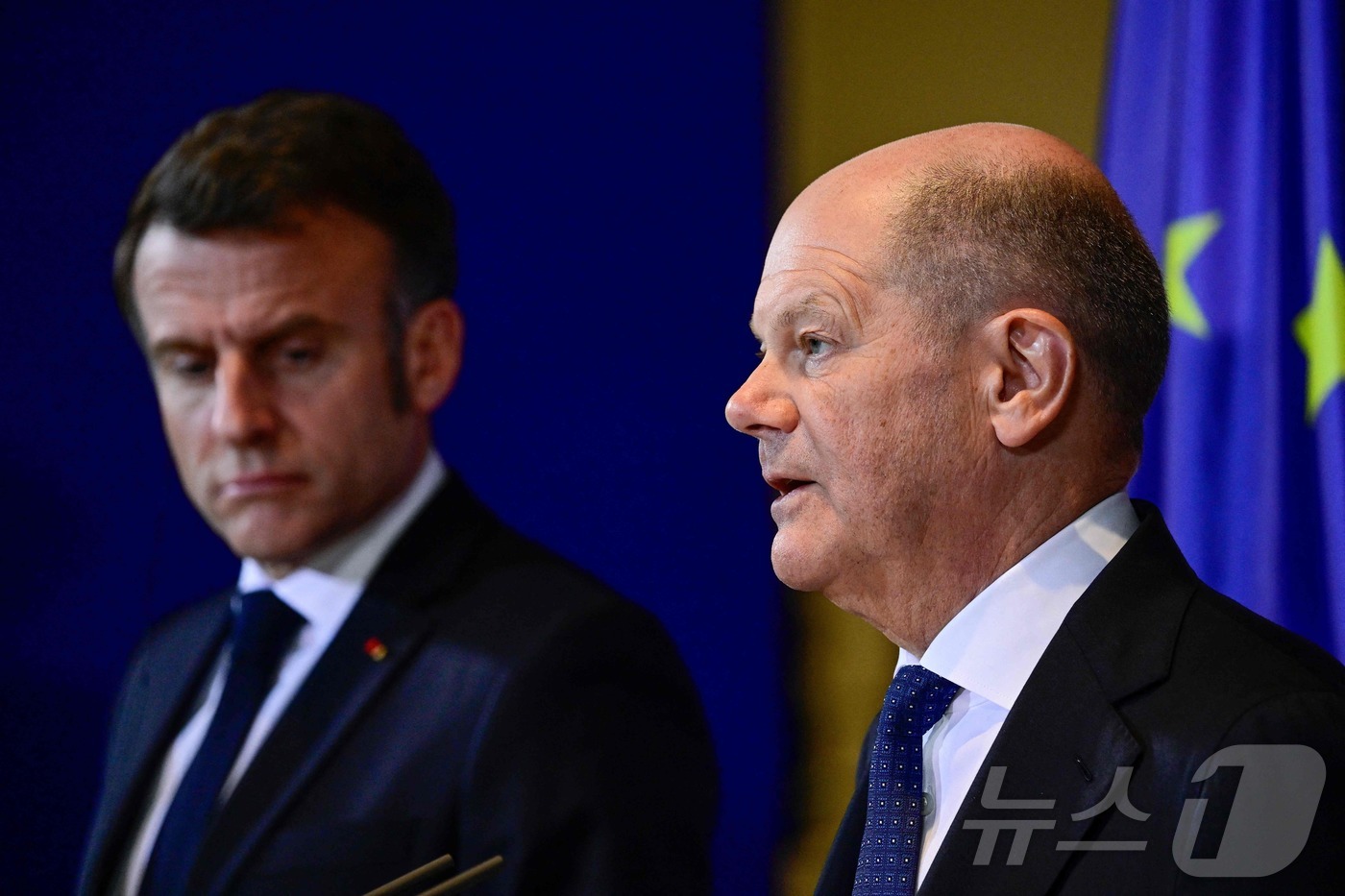 (베를린 AFP=뉴스1) 우동명 기자 = 에마뉘엘 마크롱 프랑스 대통령이 18일(현지시간) 베를린 총리 관저에서 올라프 숄츠 독일 총리와 기자회견을 하고 있다. 2025.03.19 …