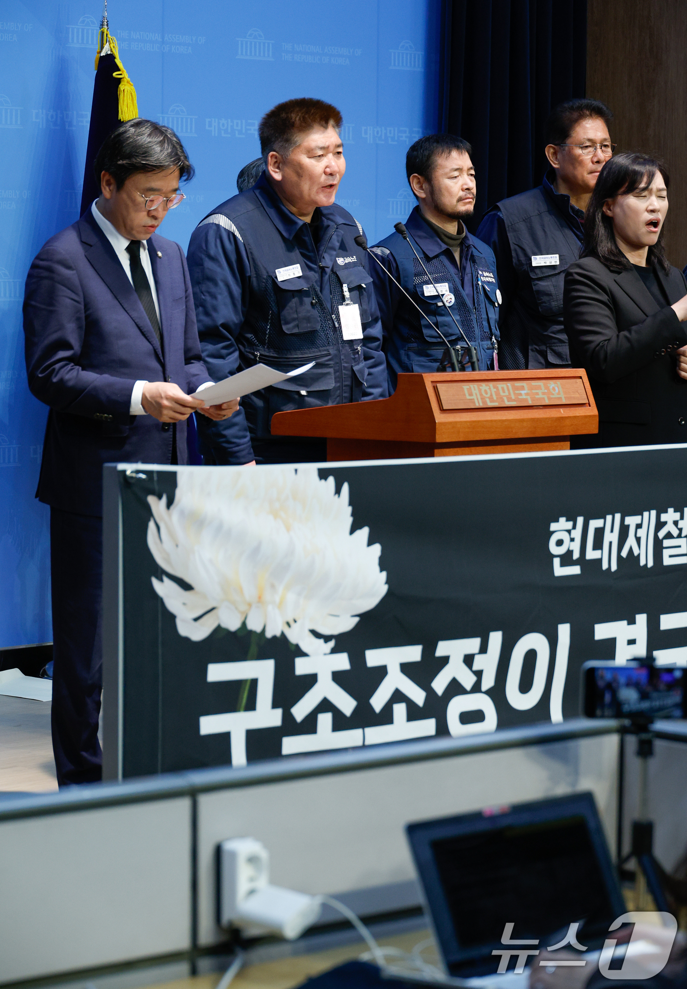 (서울=뉴스1) 안은나 기자 = 이동기 금속노조 포항지부 현대제철지회장이 19일 서울 여의도 국회 소통관에서 현대제철 포항공장 20대 비정규직 노동자가 슬래그 포트 내부로 떨어져 …