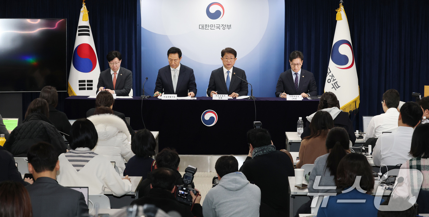 (서울=뉴스1) 임세영 기자 = 박상우 국토교통부 장관이 19일 서울 종로구 정부서울청사에서 주택시장 안정화 방안 브리핑을 하고 있다.왼쪽부터 김소영 금융위원회 부위원장, 오세훈 …