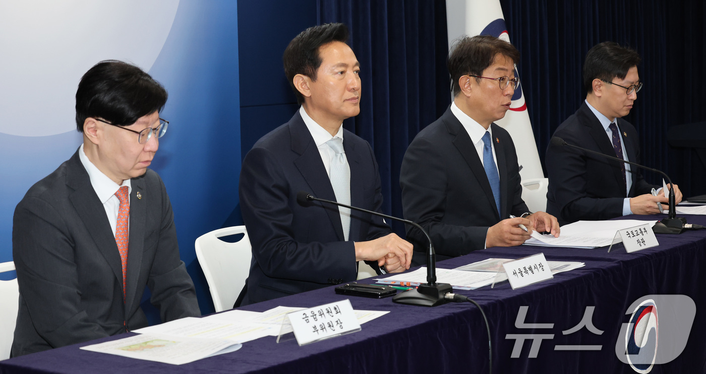 (서울=뉴스1) 임세영 기자 = 박상우 국토교통부 장관이 19일 서울 종로구 정부서울청사에서 주택시장 안정화 방안 브리핑을 하고 있다.왼쪽부터 김소영 금융위원회 부위원장, 오세훈 …