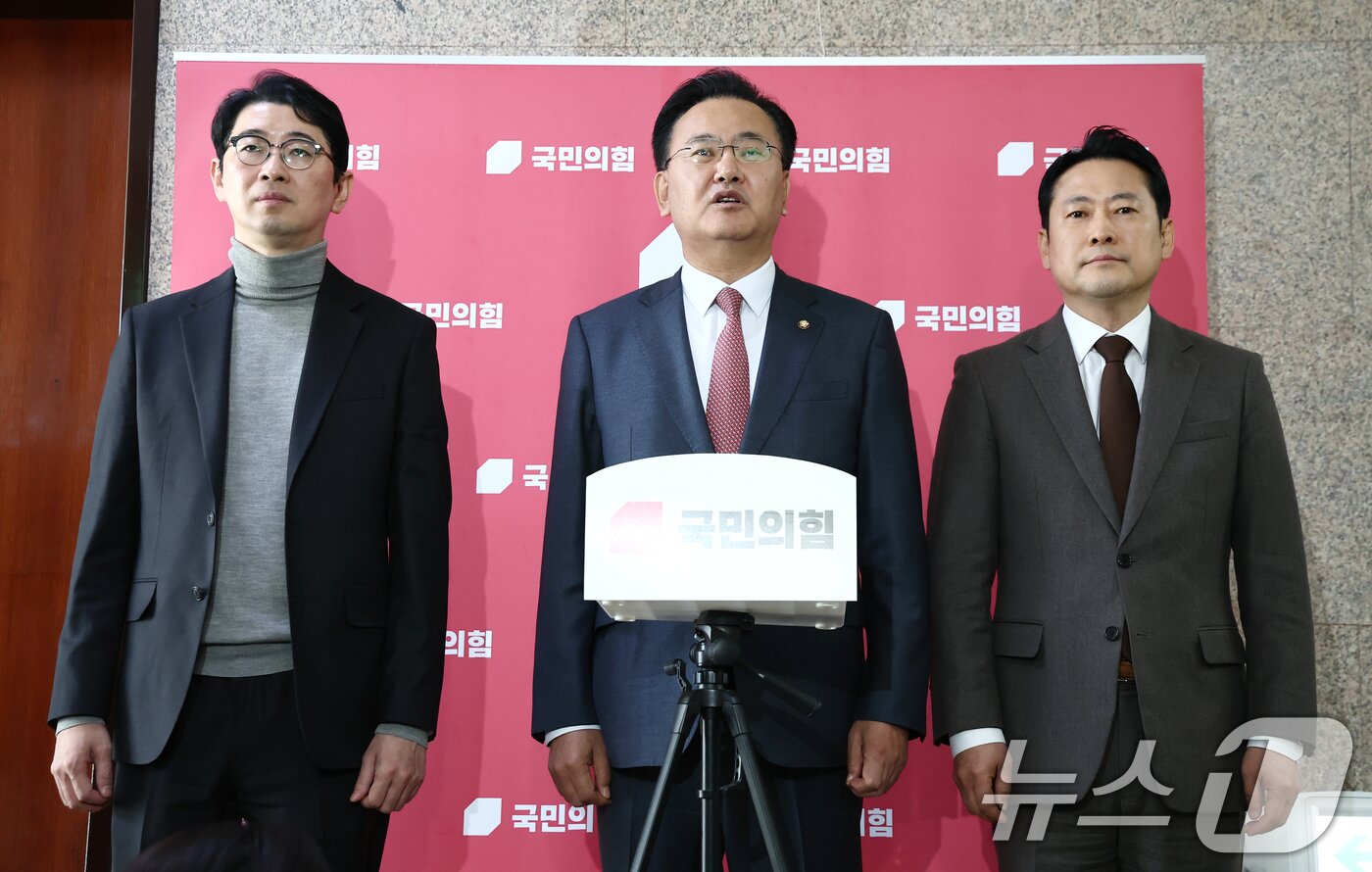 본문 이미지 - 법제사법위원회 소속 국민의힘 유상범 간사와 주진우, 장동혁 의원이 19일 오전 서울 여의도 국회에서 더불어민주당 김건희 여사 상설특검요구안 비판 기자회견을 하고 있다. 2025.3.19/뉴스1 ⓒ News1 김민지 기자