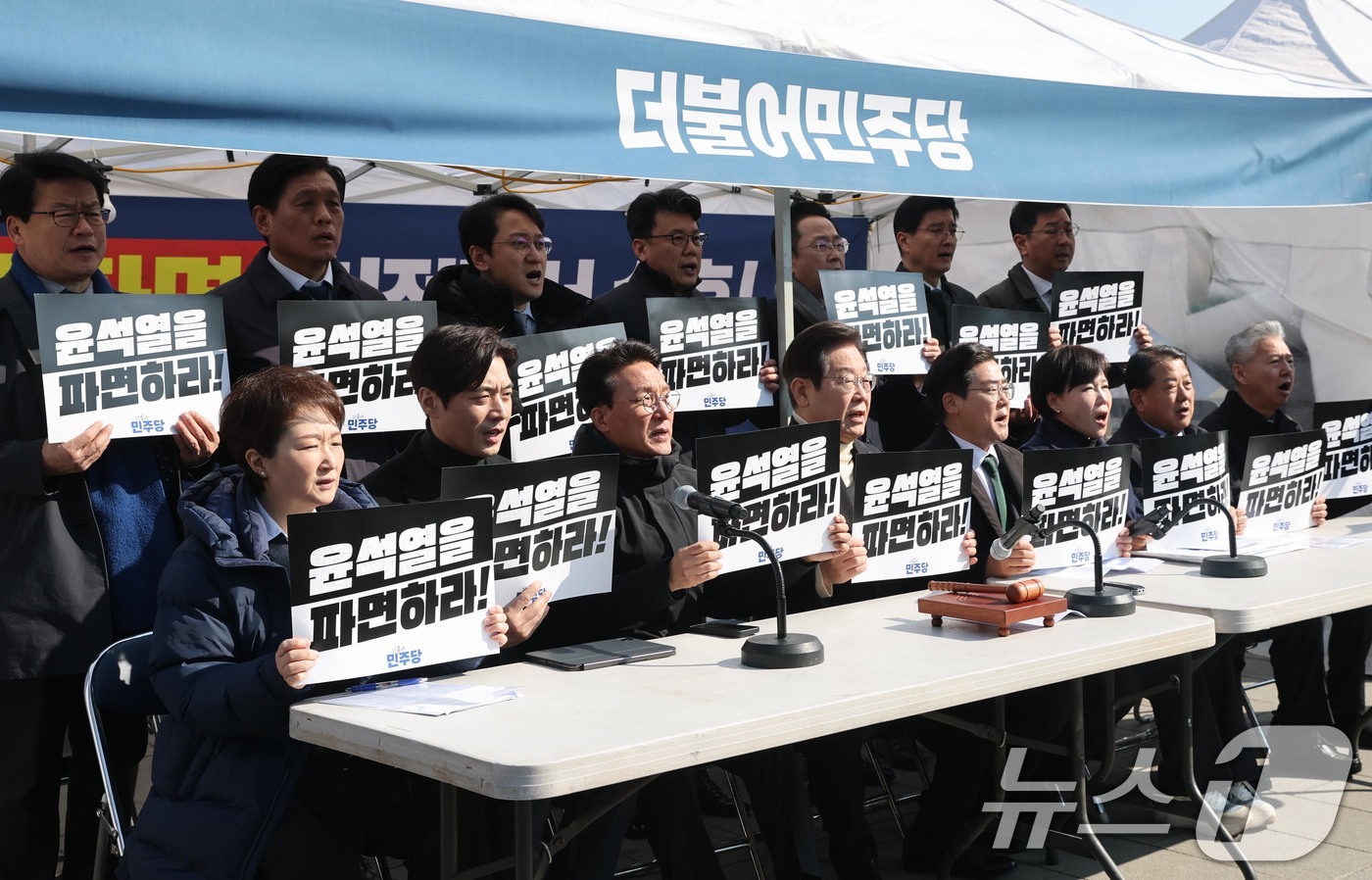 (서울=뉴스1) 국회사진취재단 = 이재명 더불어민주당 대표와 박찬대 원내대표 및 지도부가 19일 오전 서울 종로구 경복궁역 부근 광화문 민주당 천막농성장에서 열린 현장 최고위원회의 …