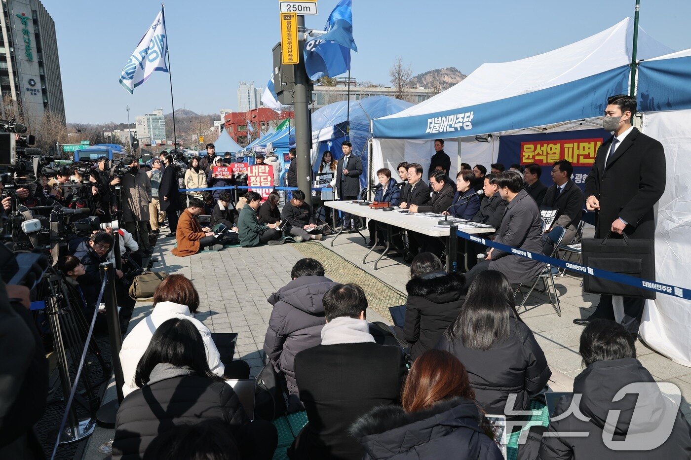 본문 이미지 - 이재명 더불어민주당 대표가 19일 오전 서울 종로구 경복궁역 부근 광화문 민주당 천막농성장에서 열린 현장 최고위원회의에서 모두 발언하고 있다. 2025.3.19/뉴스1 ⓒ News1 국회사진취재단