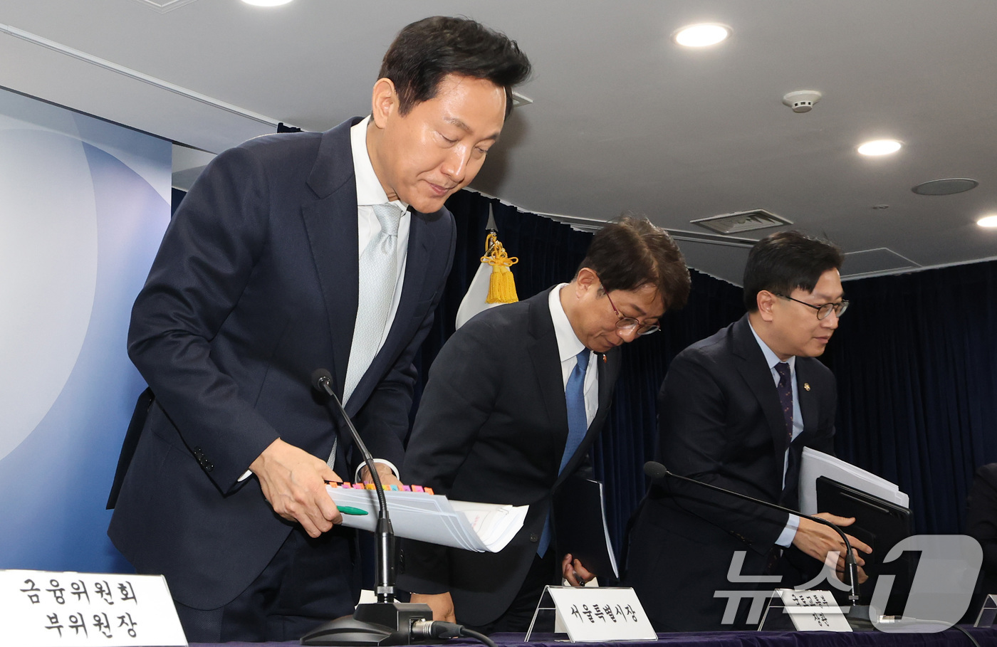 (서울=뉴스1) 임세영 기자 = 오세훈 서울시장과 박상우 국토교통부 장관이 19일 서울 종로구 정부서울청사에서 주택시장 안정화 방안 브리핑을 마치고 고개 숙여 인사하고 있다. 20 …