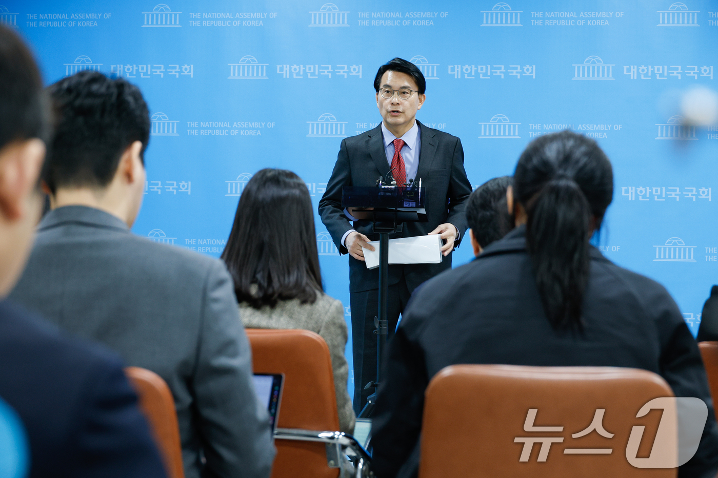 (서울=뉴스1) 안은나 기자 = 윤상현 국민의힘 의원이 19일 서울 여의도 국회 소통관에서 오는 26일 예정된 이재명 더불어민주당 대표의 공직선거법 위반 2심 선고 이후 헌법재판소 …