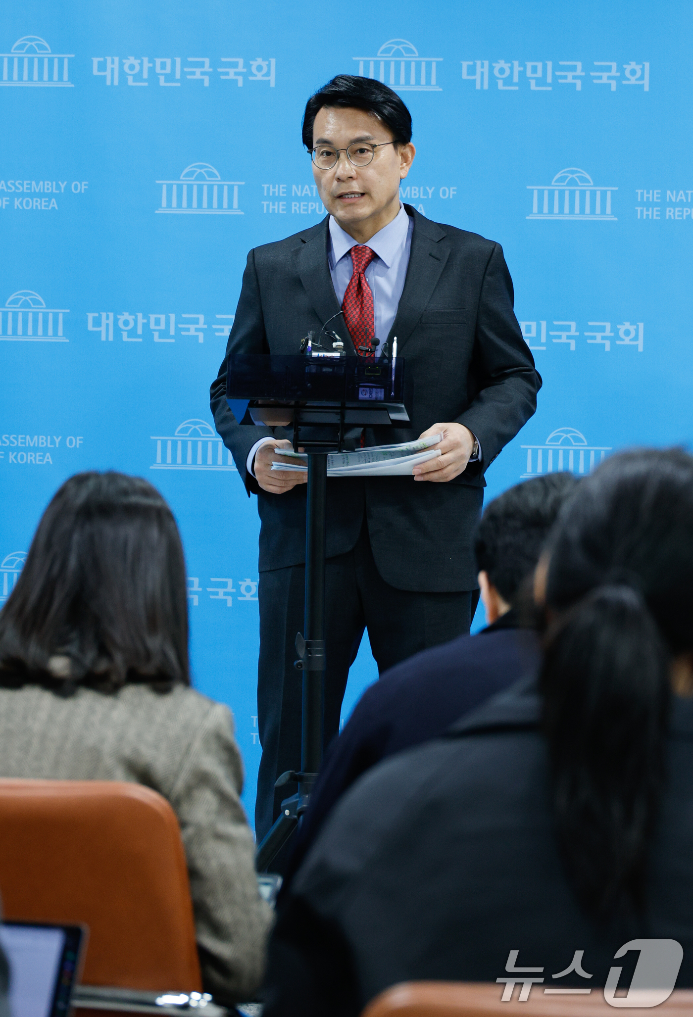 (서울=뉴스1) 안은나 기자 = 윤상현 국민의힘 의원이 19일 서울 여의도 국회 소통관에서 오는 26일 예정된 이재명 더불어민주당 대표의 공직선거법 위반 2심 선고 이후 헌법재판소 …