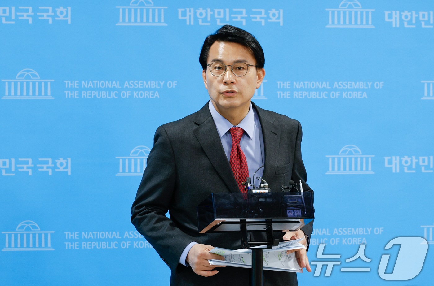 (서울=뉴스1) 안은나 기자 = 윤상현 국민의힘 의원이 19일 서울 여의도 국회 소통관에서 오는 26일 예정된 이재명 더불어민주당 대표의 공직선거법 위반 2심 선고 이후 헌법재판소 …